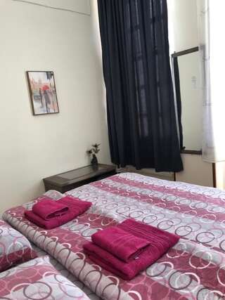 Гостевой дом Le Petit Тбилиси Двухместный номер с 1 кроватью и собственной ванной комнатой-1