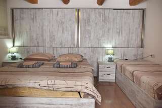 Гостевой дом Le Petit Тбилиси Двухместный номер с двуспальной кроватью и дополнительной кроватью-2